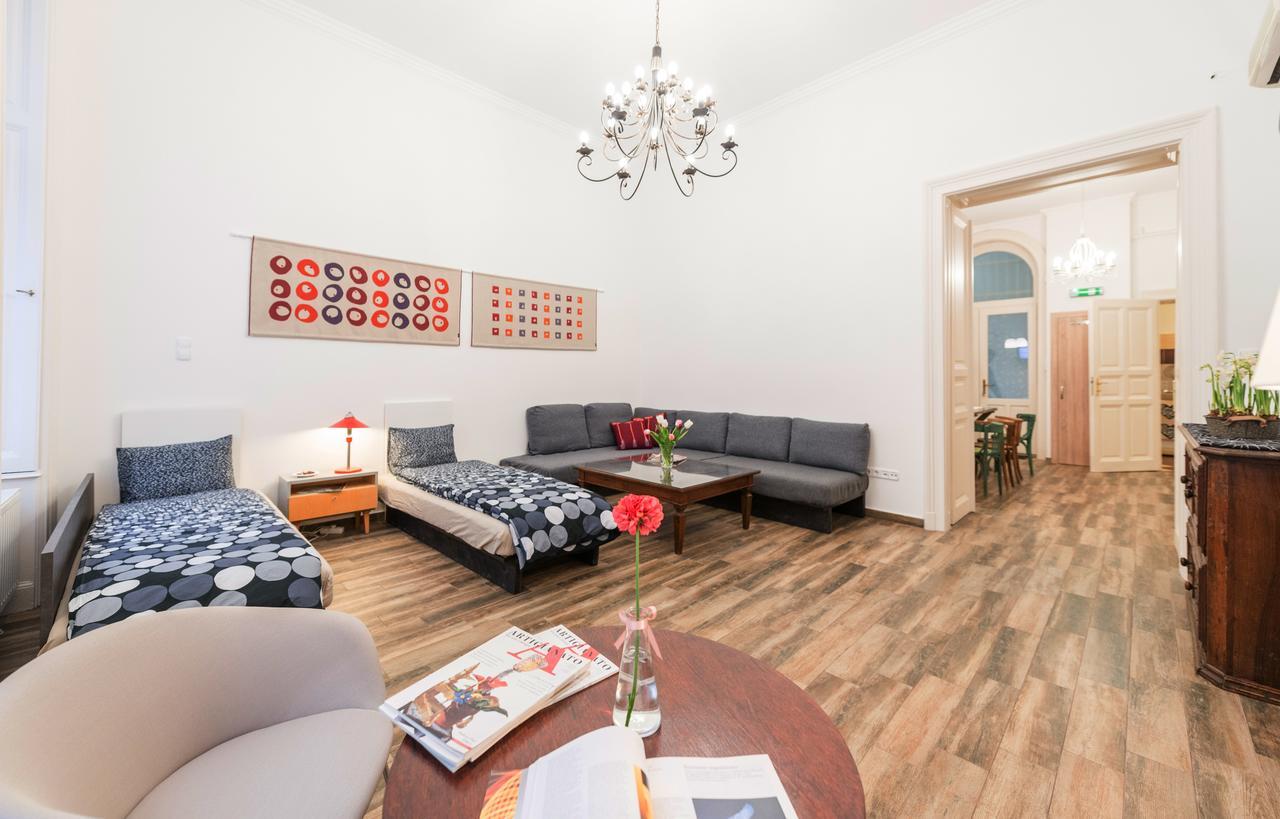 Family And Friends Apartment Будапеща Екстериор снимка